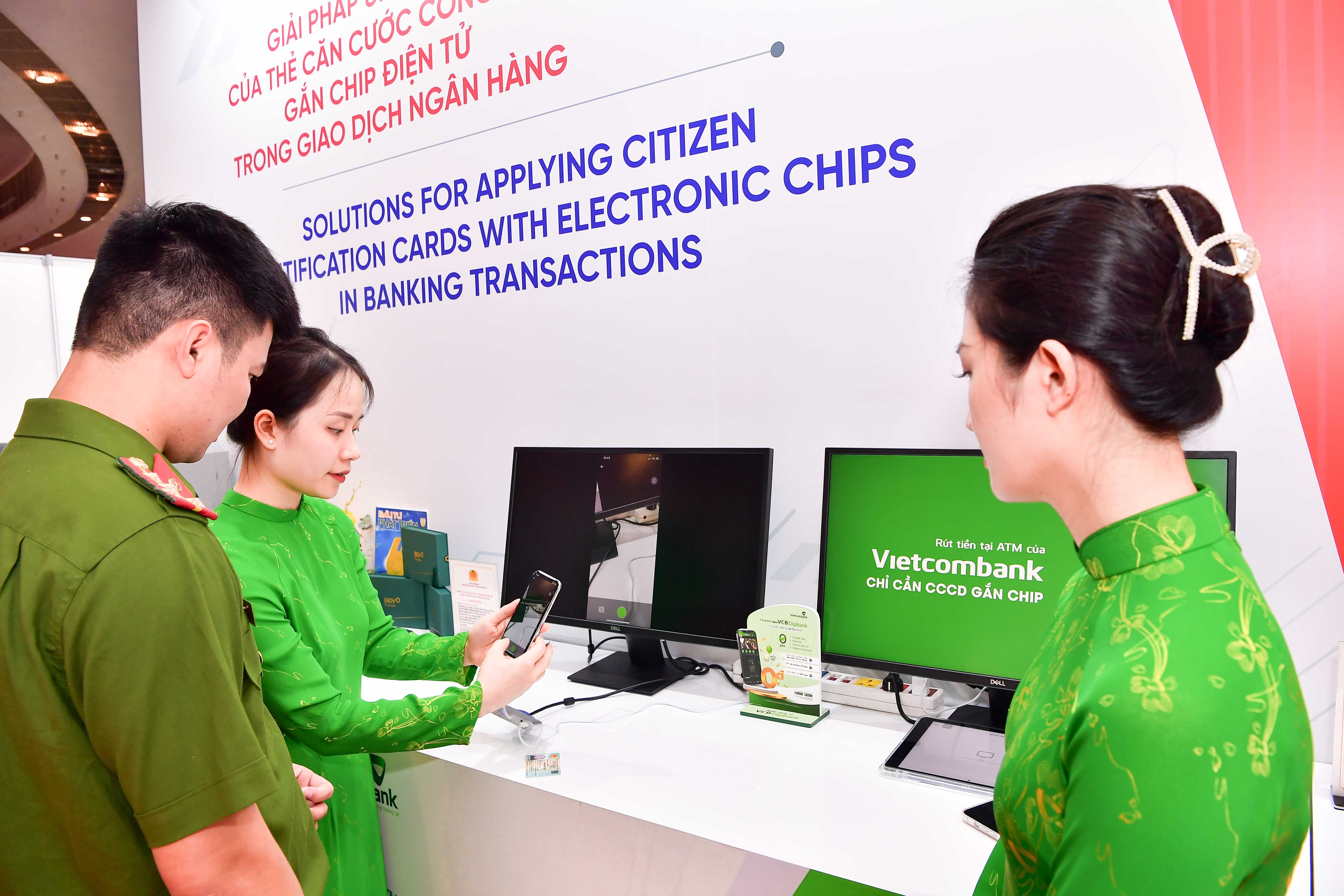 Vietcombank triển khai ứng dụng CCCD gắn chip trong các giao dịch ngân hàng vietcombank trien khai ung dung can cuoc cong dan gan chip trong cac giao dich ngan hang