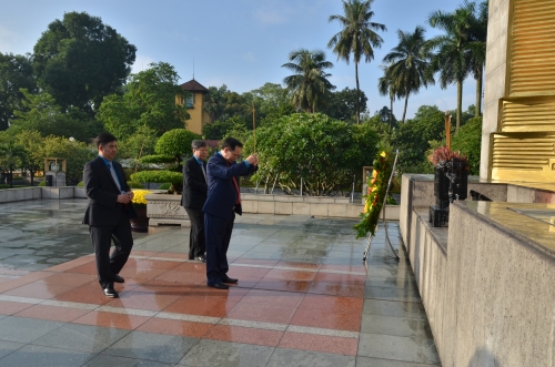 Đoàn CBCNVCLĐ tiêu biểu ngành Ngân hàng dâng hương tưởng niệm các Anh hùng liệt sỹ Đoàn CBCNVCLĐ tiêu biểu ngành Ngân hàng dâng hương tưởng niệm các Anh hùng liệt sỹ