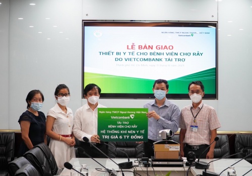 vietcombank trao tang trang thiet bi y te cho benh vien cho ray va benh vien quan y 175