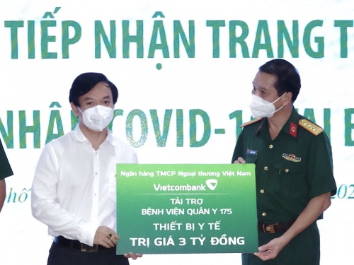 vietcombank trao tang trang thiet bi y te cho benh vien cho ray va benh vien quan y 175