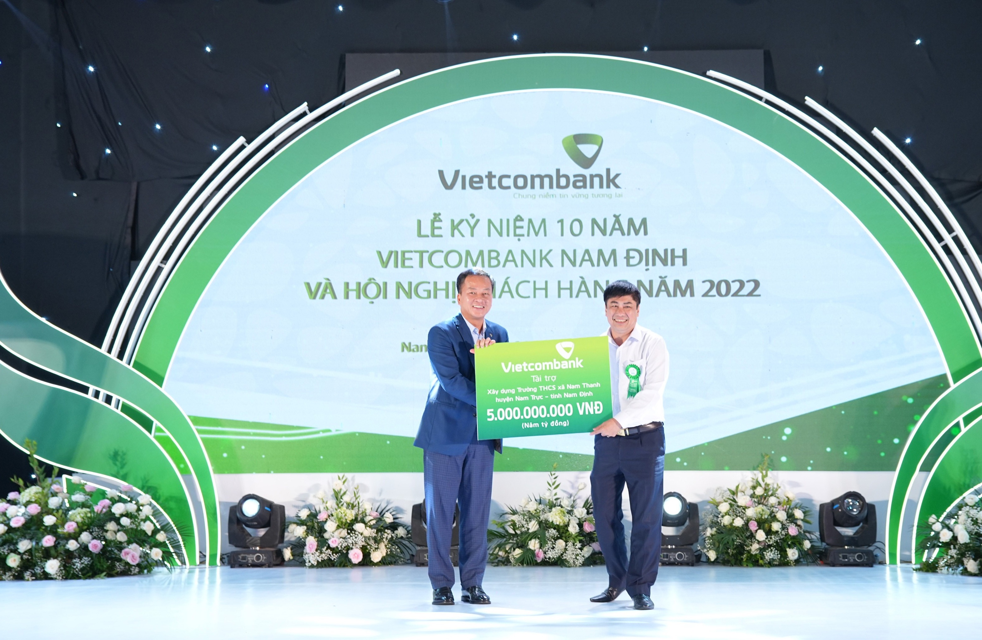 Vietcombank trao 5 tỷ đồng hỗ trợ kinh phí xây dựng Trường THCS xã Nam Thanh vietcombank trao 5 ty dong ho tro kinh phi xay dung truong trung hoc co so xa nam thanh huyen nam truc tinh nam dinh