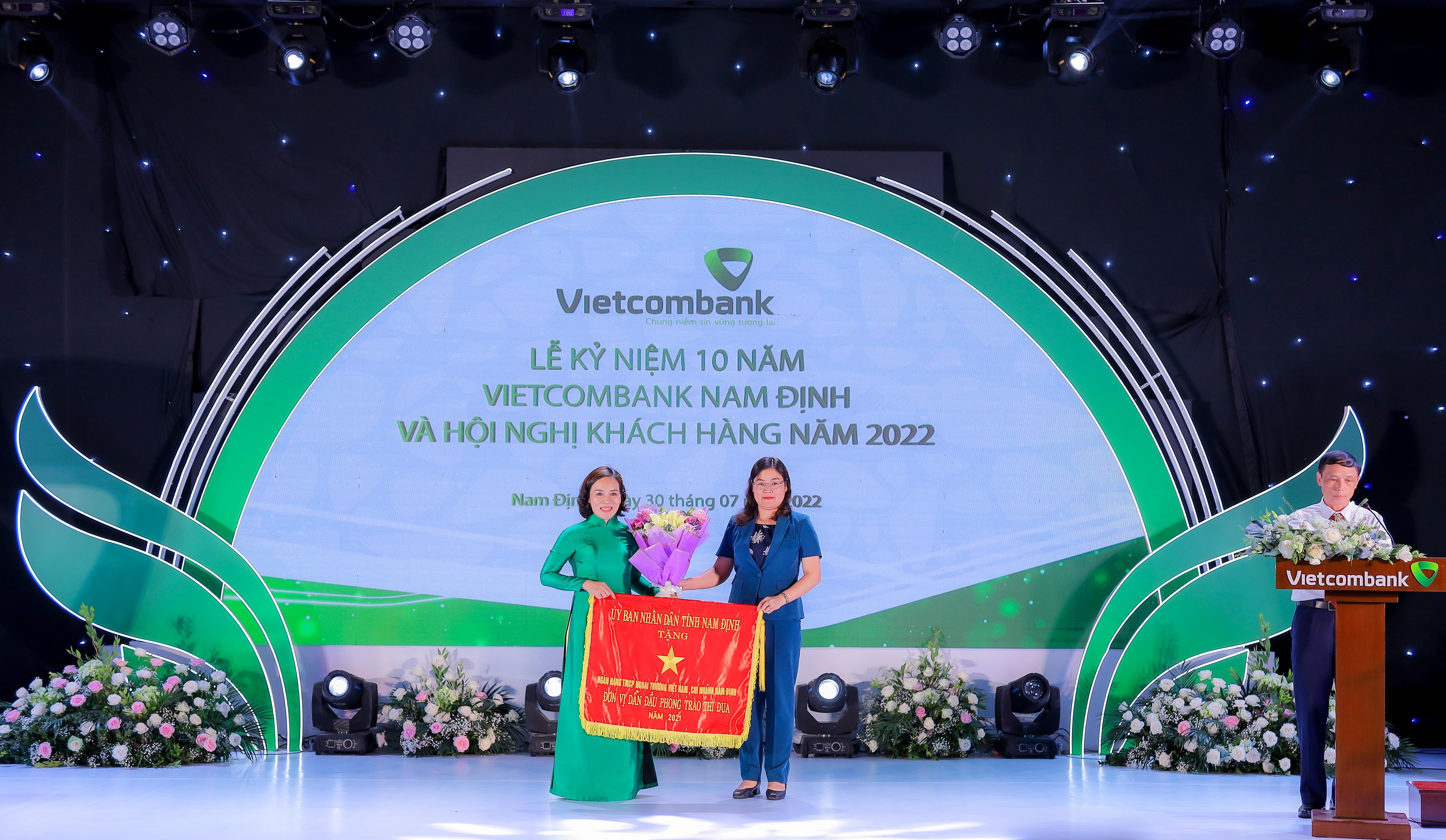 Vietcombank trao 5 tỷ đồng hỗ trợ kinh phí xây dựng Trường THCS xã Nam Thanh vietcombank trao 5 ty dong ho tro kinh phi xay dung truong trung hoc co so xa nam thanh huyen nam truc tinh nam dinh