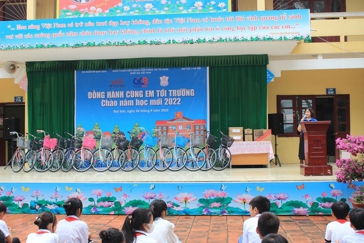 dong hanh cung em toi truong