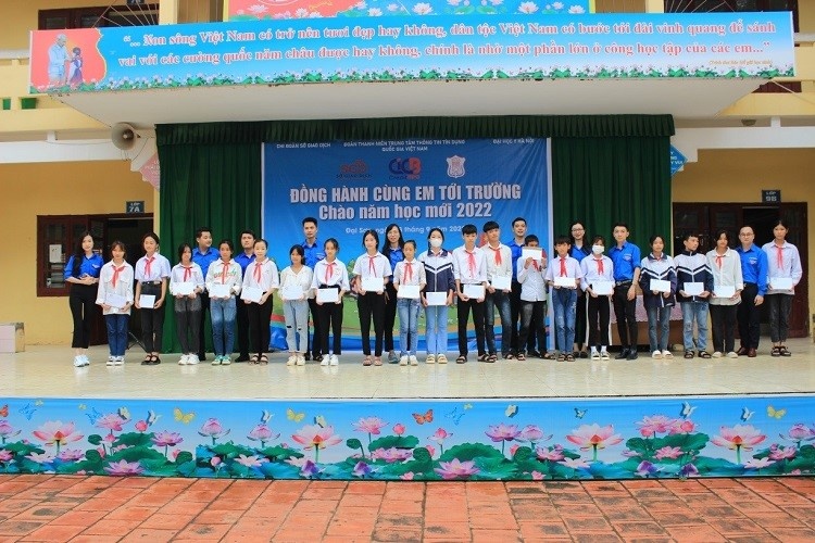 dong hanh cung em toi truong