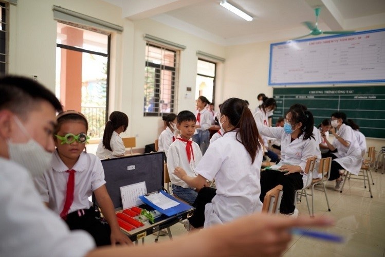 dong hanh cung em toi truong