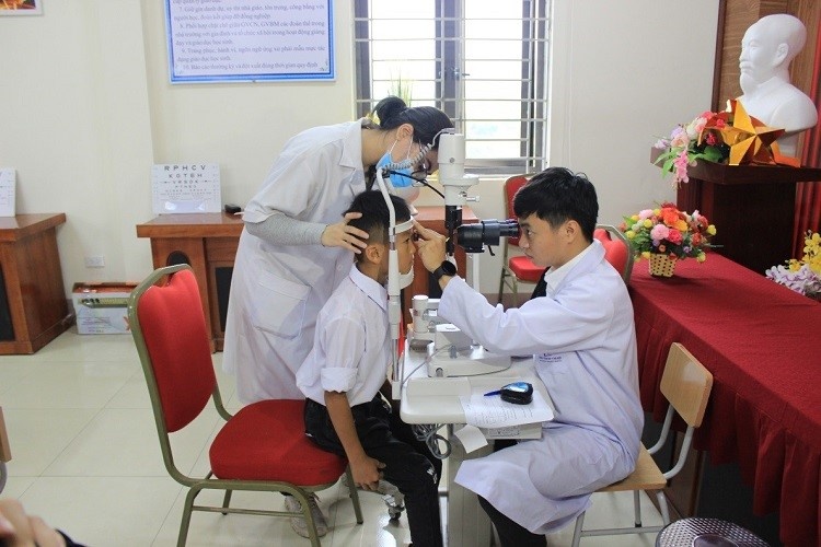 dong hanh cung em toi truong