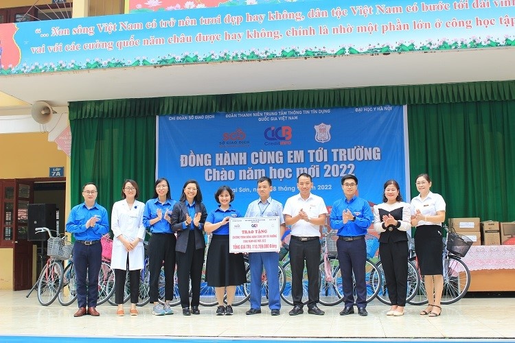 dong hanh cung em toi truong