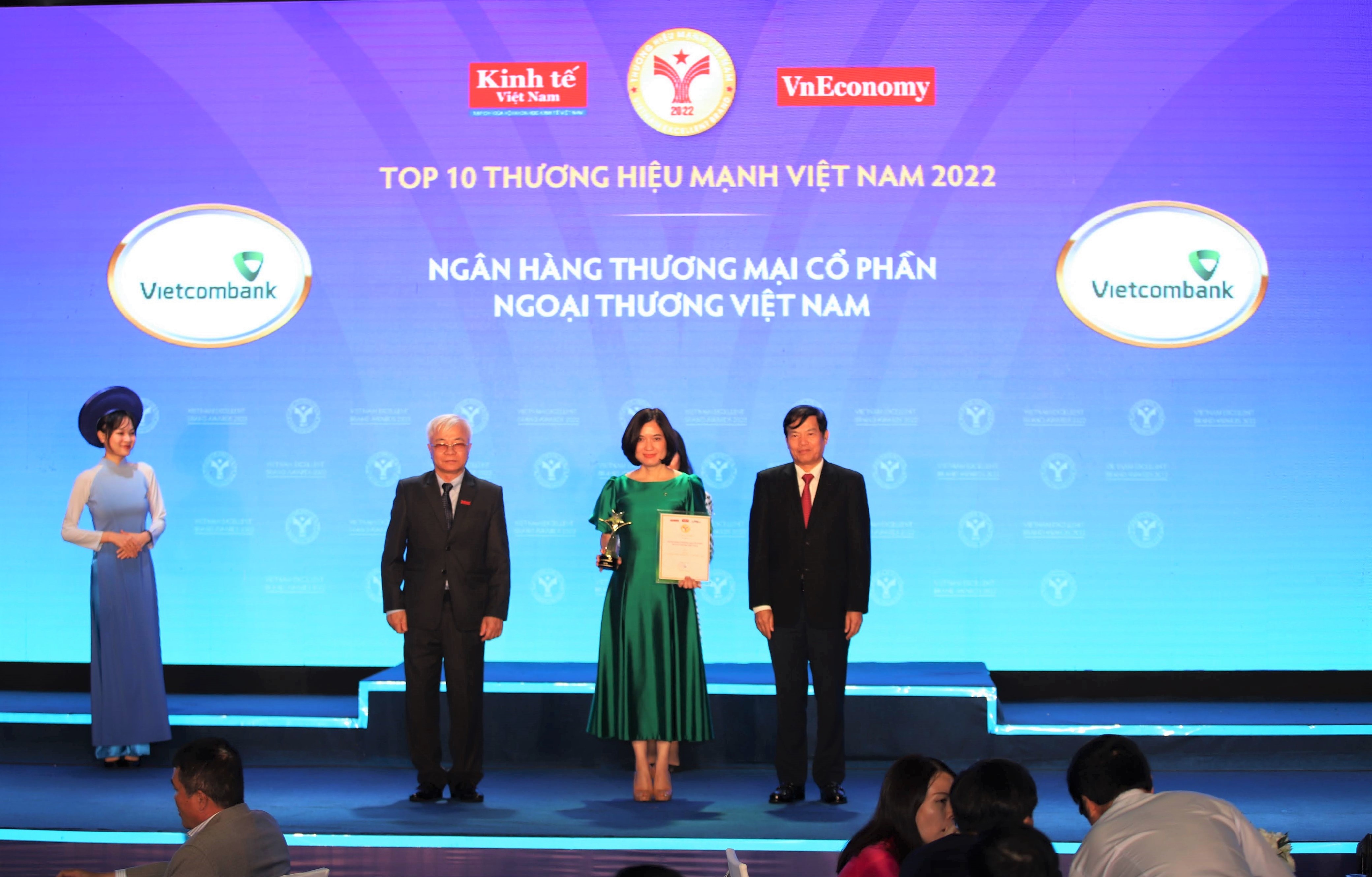 vietcombank 9 lan lien tiep co mat trong top 10 thuong hieu manh viet nam