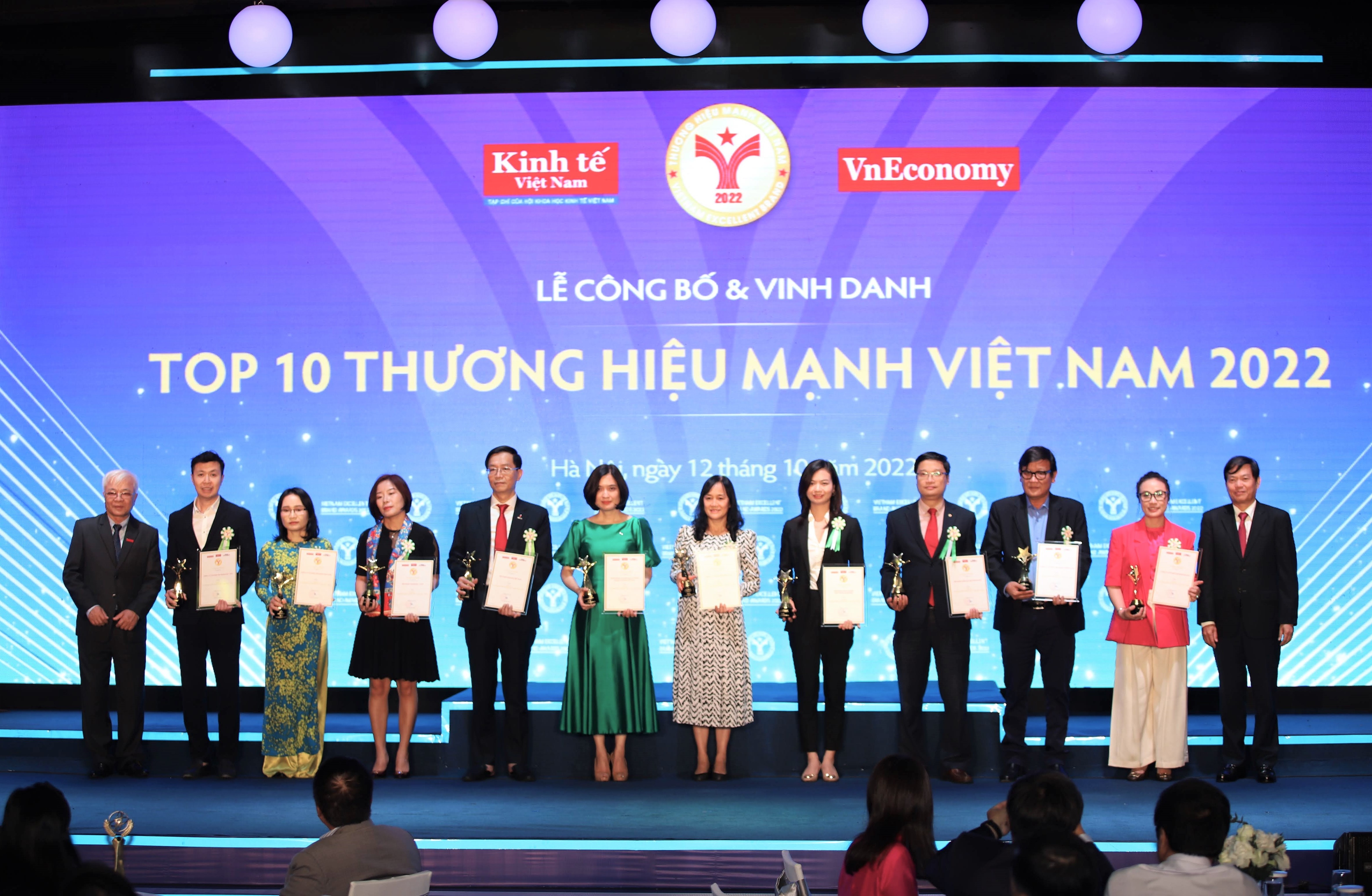 vietcombank 9 lan lien tiep co mat trong top 10 thuong hieu manh viet nam