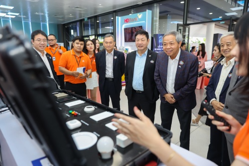 hay nhin viet nam nhu trung tam doi moi sang tao thay vi nhan luc re