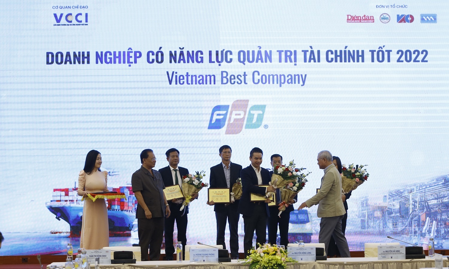 Top 15 doanh nghiệp có năng lực quản trị tài chính tốt xướng tên FPT top 15 doanh nghiep co nang luc quan tri tai chinh tot xuong ten fpt