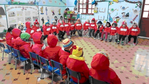 Tặng tất và áo ấm cho học sinh mầm non xã Lũng Pù