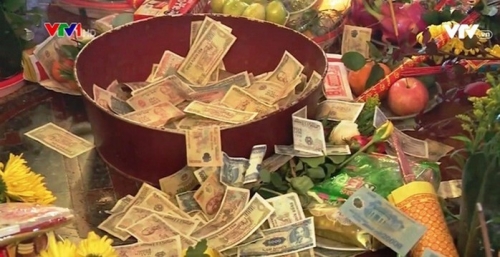 Rải tiền lẻ làm mất sự tôn nghiêm nơi thờ tự Rải tiền lẻ làm mất sự tôn nghiêm nơi thờ tự