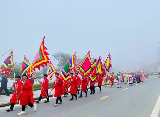 dau thang 4 den dinh thieng fansipan thuc hanh tin nguong tho mau