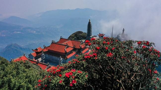 dau thang 4 den dinh thieng fansipan thuc hanh tin nguong tho mau