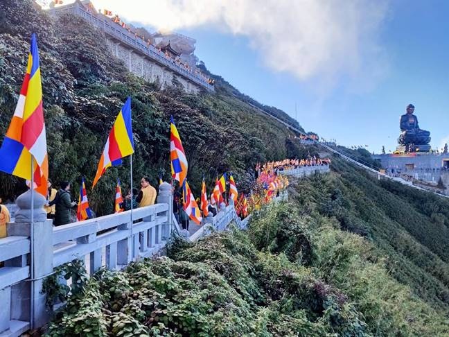 dau thang 4 den dinh thieng fansipan thuc hanh tin nguong tho mau