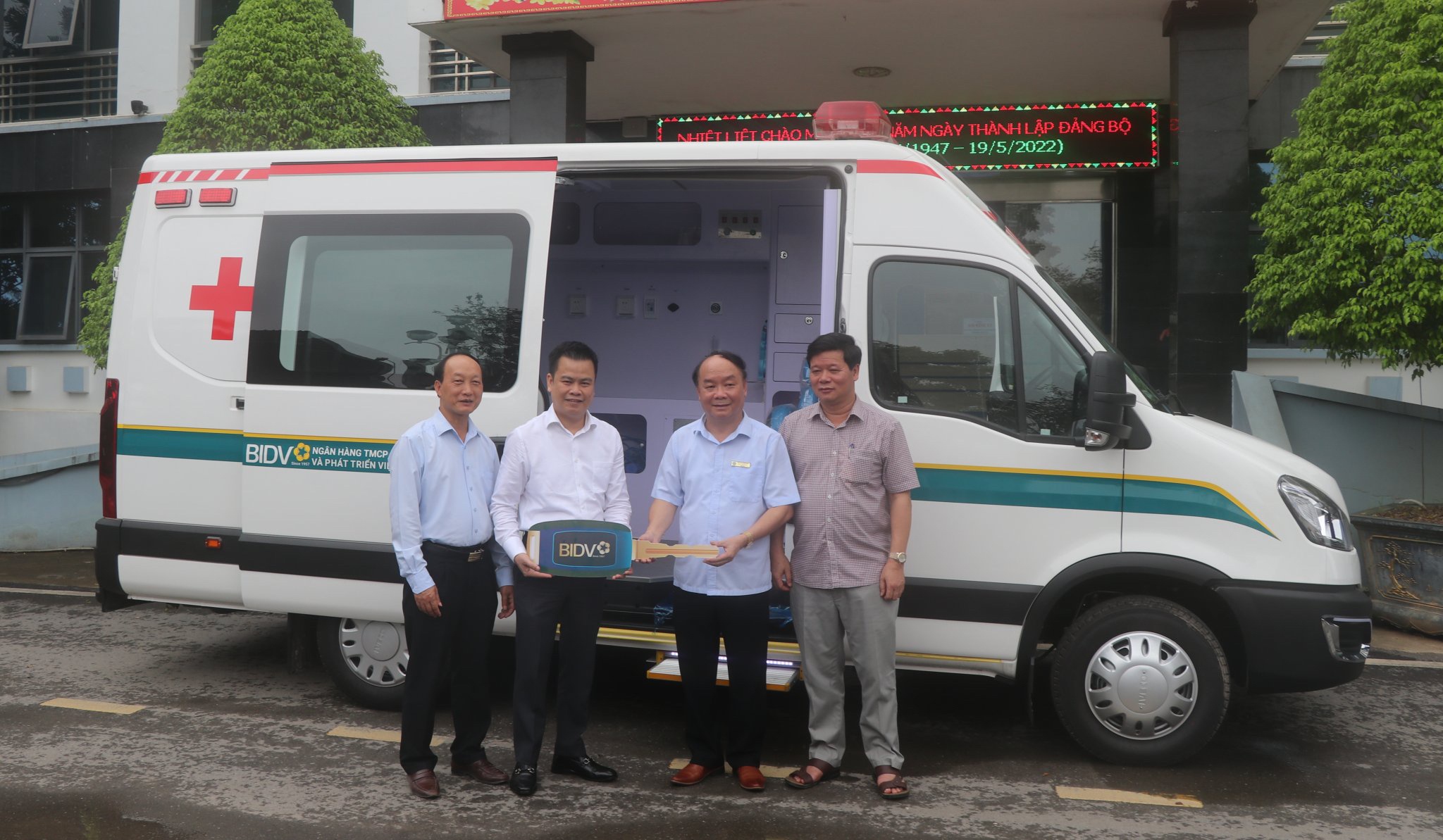 bidv chi nhanh phu tho ung ho xe cuu thuong chuyen dung cho huyen ha hoa