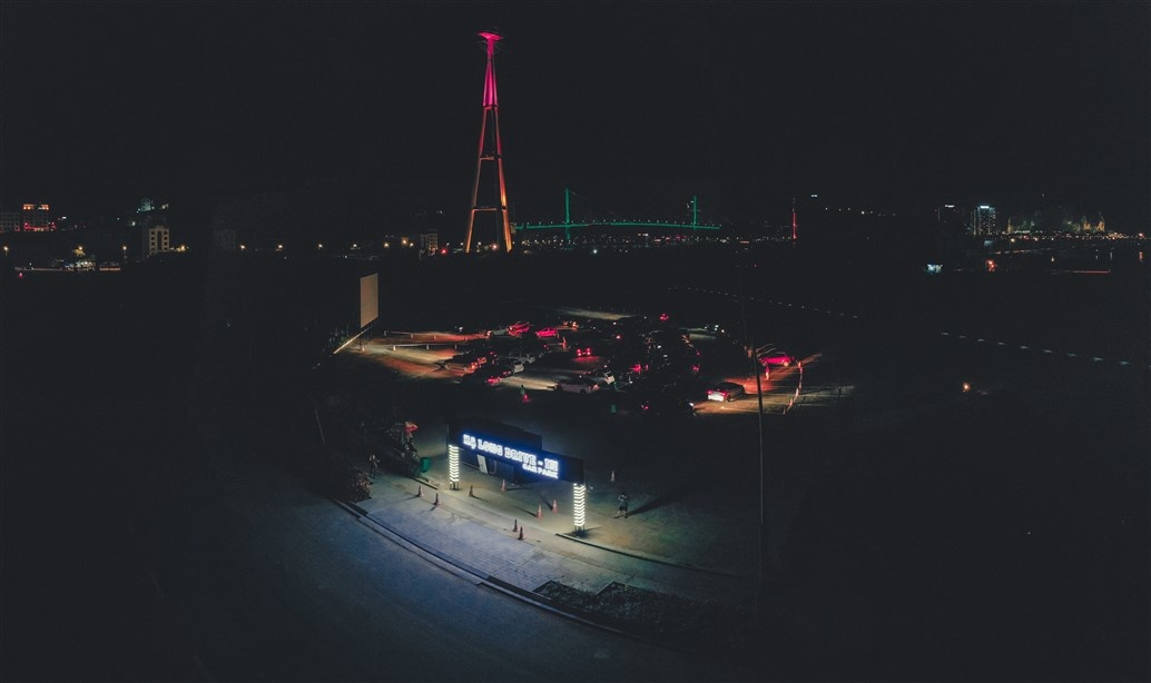 Rạp chiếu phim dành cho người trên ô tô đầu tiên tại Việt Nam giảm giá vé chỉ còn 50.000 đồng Rạp chiếu phim dành cho người trên ô tô đầu tiên tại Việt Nam giảm giá vé chỉ còn 50.000 đồng