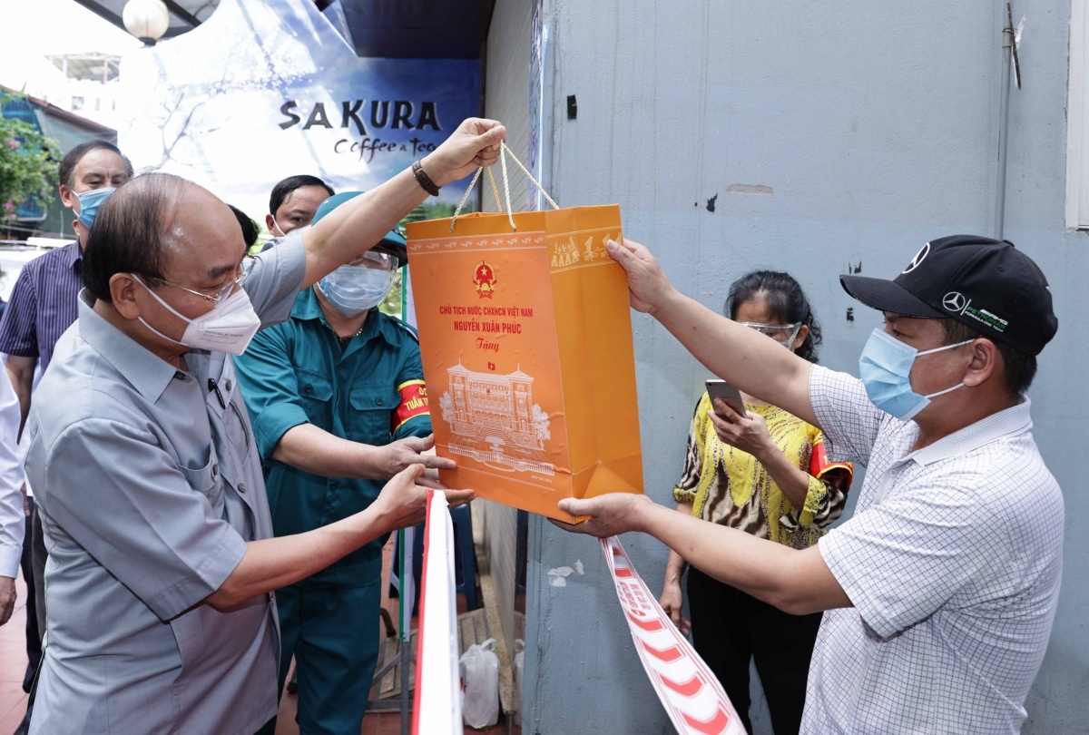 Chủ tịch nước động viên lực lượng tuyến đầu và nhân dân Thủ đô phòng, chống dịch COVID-19