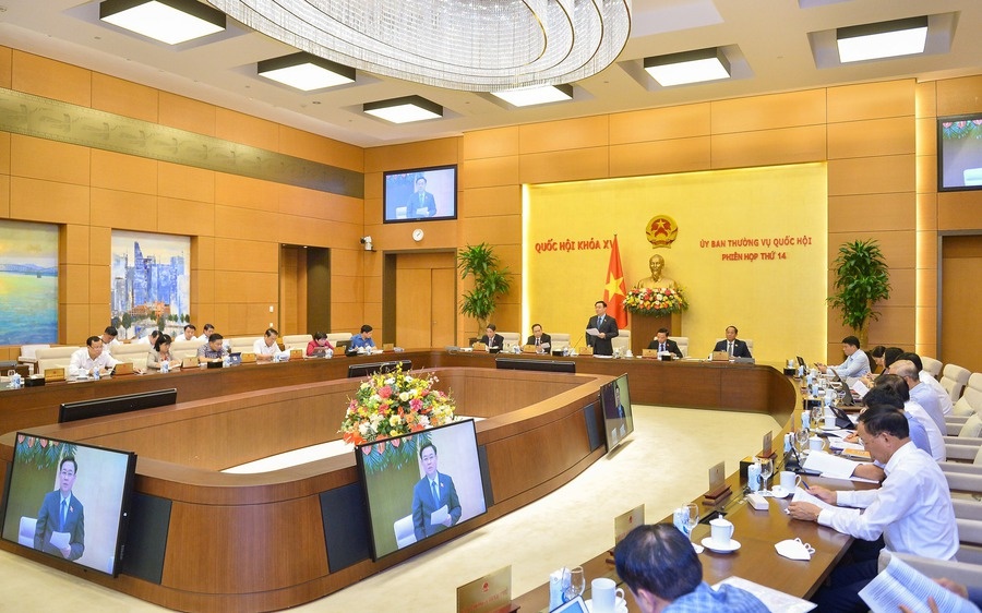 UBTVQH xem xét, quyết định một số vấn đề lớn về KTXH; tiến hành giám sát 2 chuyên đề