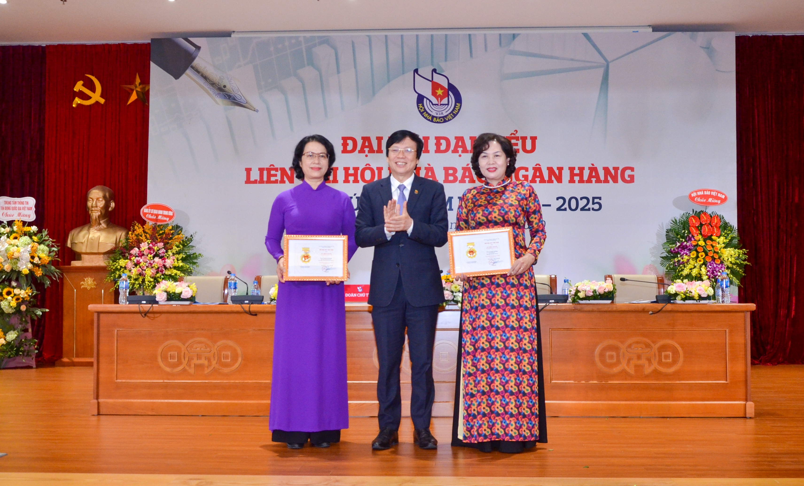 bao chi nganh ngan hang no luc doi moi sang tao phung su ban doc