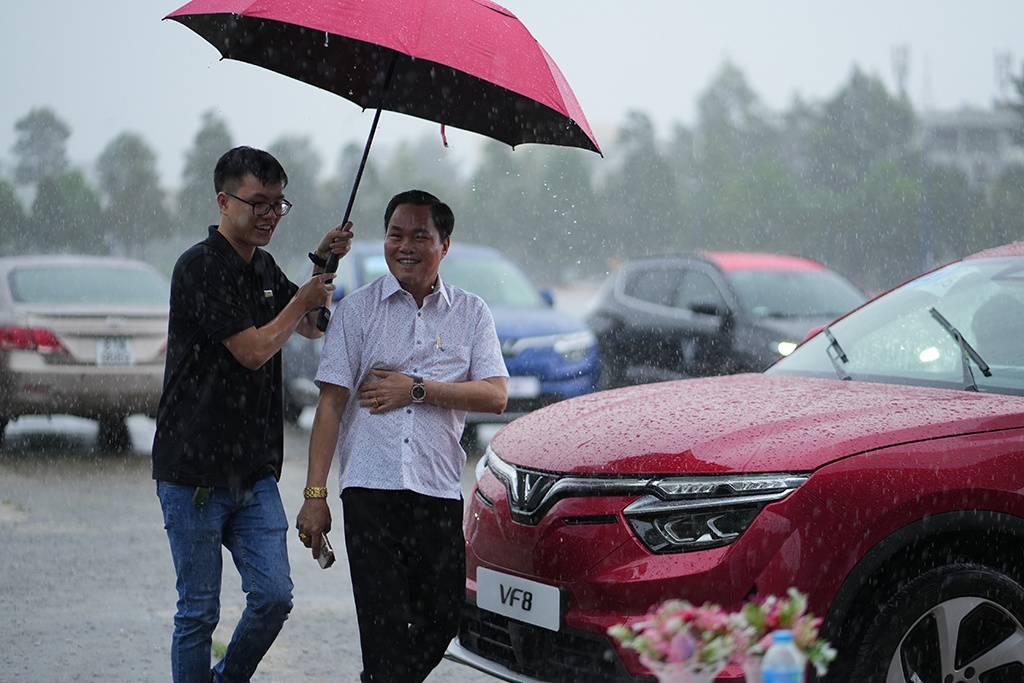 lan dau lai thu vinfast vf 8 ung tu cai nhin dau tien