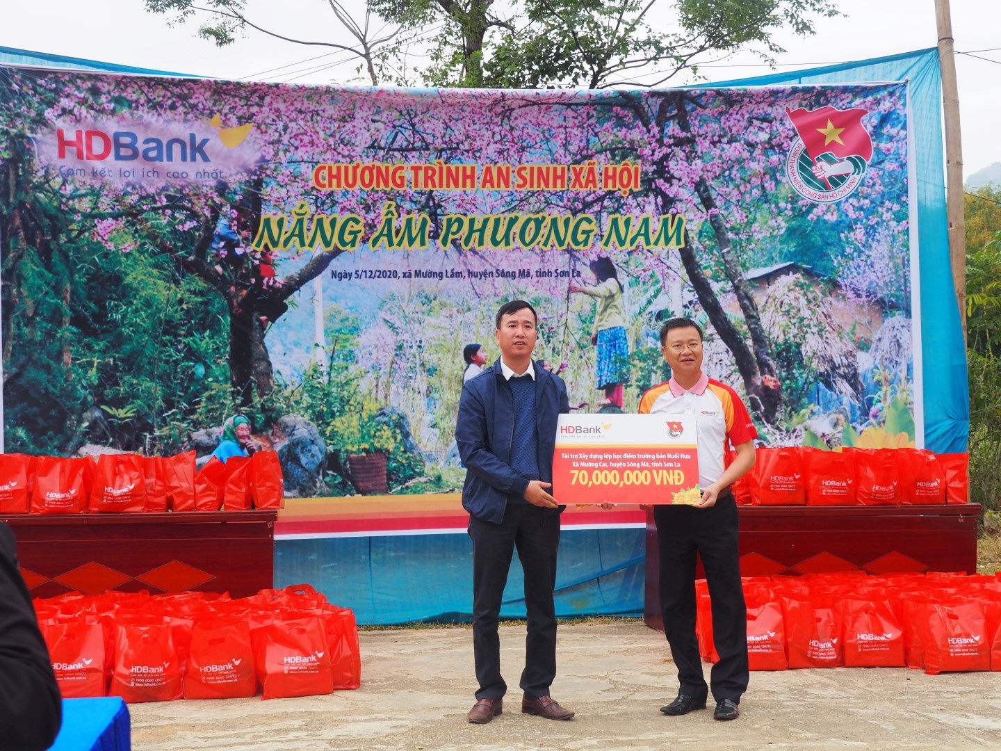 hdbank tang qua cho ba con mien nui tinh son la