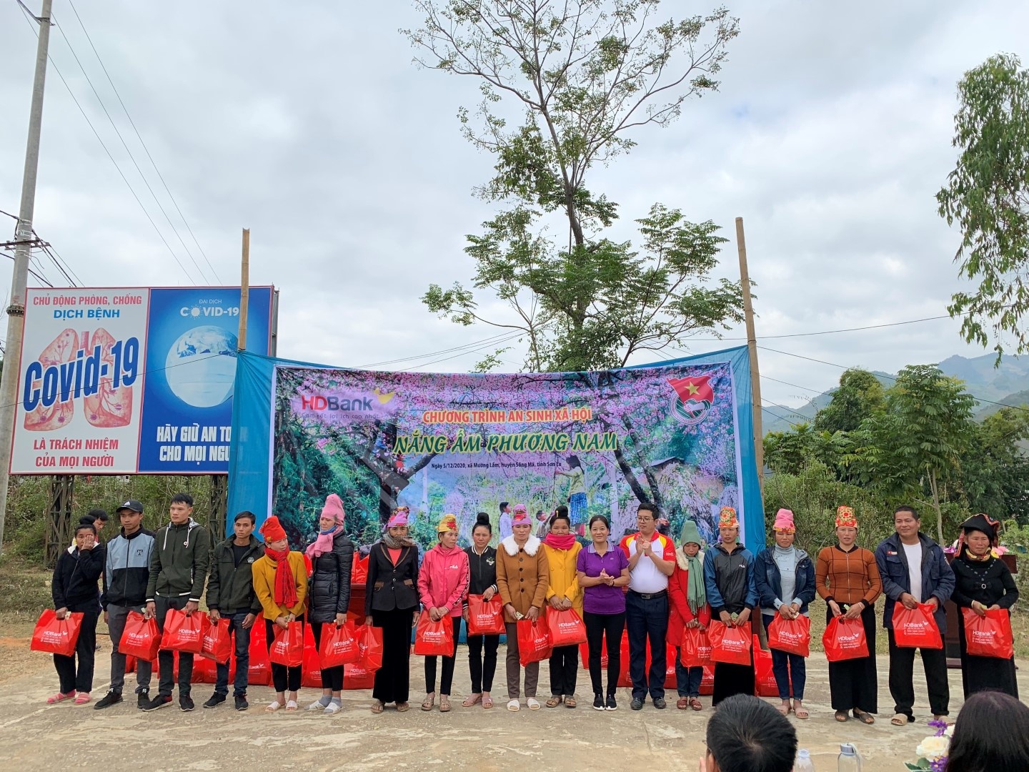 hdbank tang qua cho ba con mien nui tinh son la