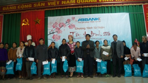 ABBank: Trao 250 suất quà Tết cho dân nghèo Con Cuông