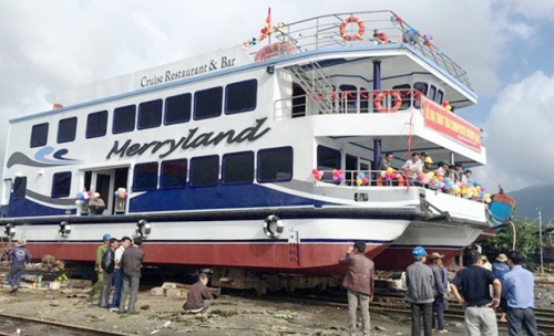 Bảo Duy hạ thủy tàu du lịch vỏ composite