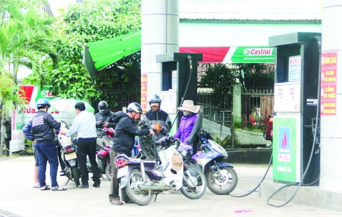 Khách hàng đang quen dần với xăng sinh học Khách hàng đang quen dần với xăng sinh học