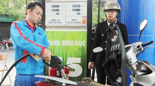 Giữ nguyên giá xăng E5, tăng giá dầu từ 15h hôm nay (4/1) Giữ nguyên giá xăng E5, tăng giá dầu từ 15h hôm nay (4/1)