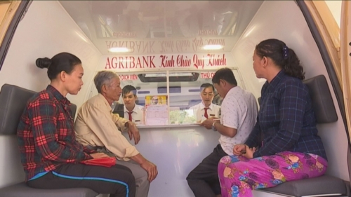 Khai trương điểm giao dịch lưu động bằng ô tô chuyên dùng tại xã Phú Thọ