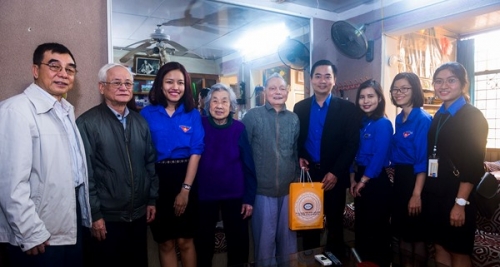 Đoàn Thanh niên NHTW thăm, chúc Tết cán bộ hưu trí NHNN