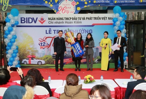 BIDV trao ô tô Chevrolet Aveo cho khách hàng may mắn