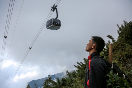 Theo chân những “gã điên” mở lại lối kéo cáp treo lên Fansipan