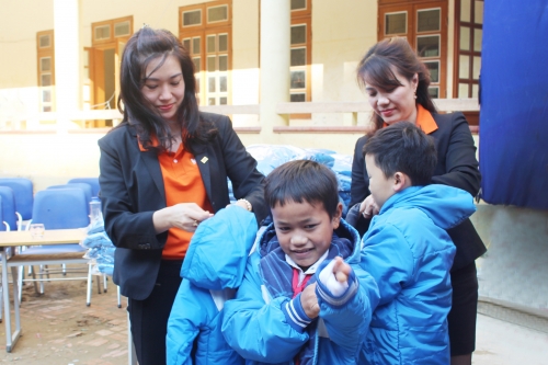 SHB tặng 1 tỷ đồng cho đồng bào khó khăn tại Sơn La SHB tặng 1 tỷ đồng cho đồng bào khó khăn tại Sơn La