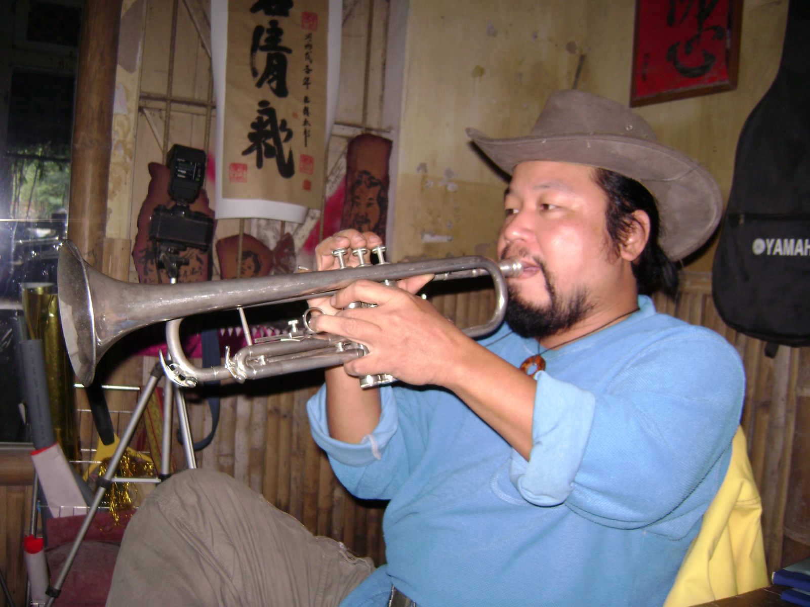 Người thổi kèn bỏ phố lên núi