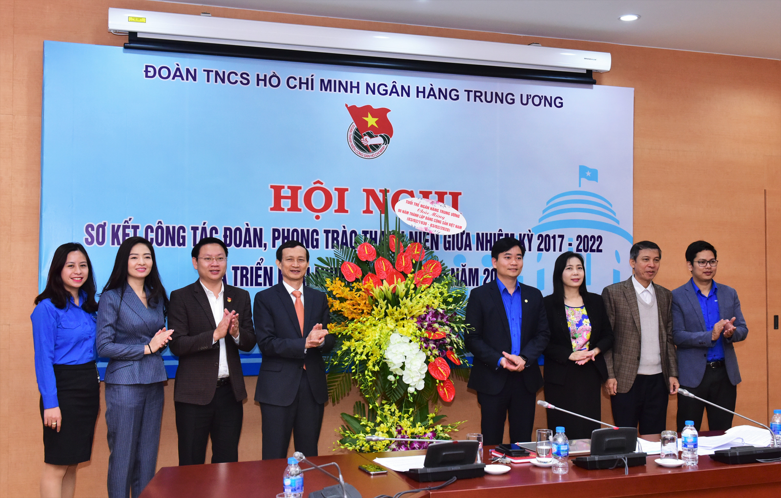 Tuổi trẻ Ngân hàng Trung ương: Tự hào tiến bước dưới cờ Đảng tuoi tre ngan hang trung uong tu hao tien buoc duoi co dang