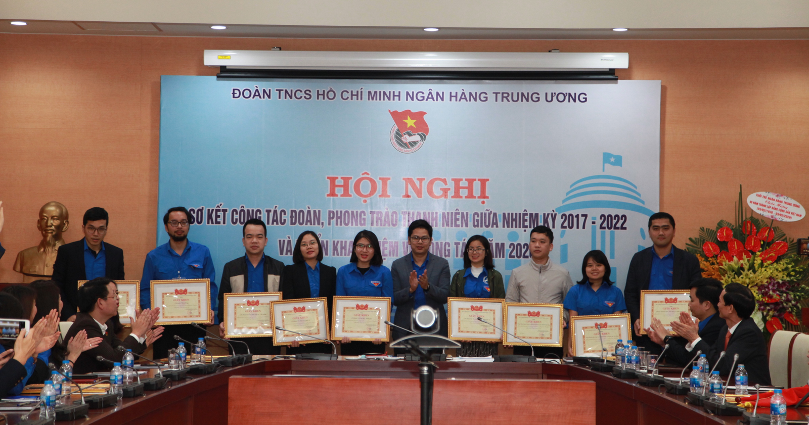 Tuổi trẻ Ngân hàng Trung ương: Tự hào tiến bước dưới cờ Đảng tuoi tre ngan hang trung uong tu hao tien buoc duoi co dang