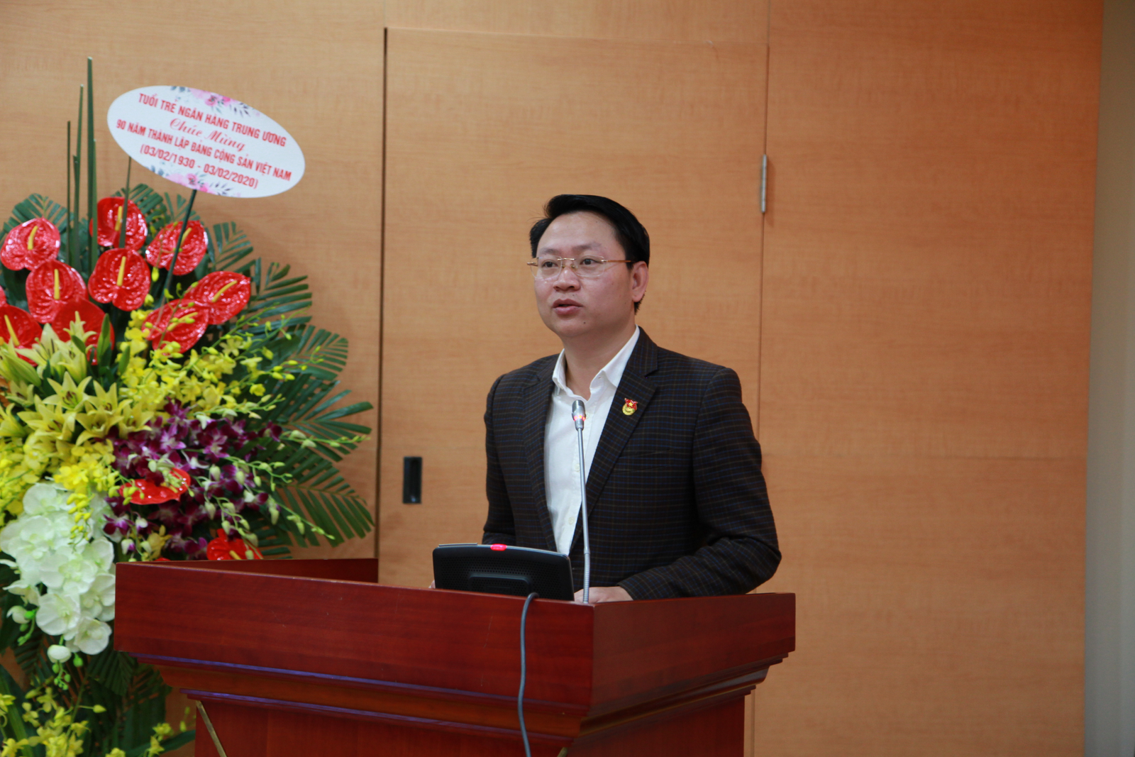 Tuổi trẻ Ngân hàng Trung ương: Tự hào tiến bước dưới cờ Đảng tuoi tre ngan hang trung uong tu hao tien buoc duoi co dang