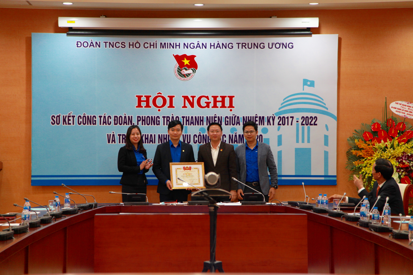 Tuổi trẻ Ngân hàng Trung ương: Tự hào tiến bước dưới cờ Đảng tuoi tre ngan hang trung uong tu hao tien buoc duoi co dang