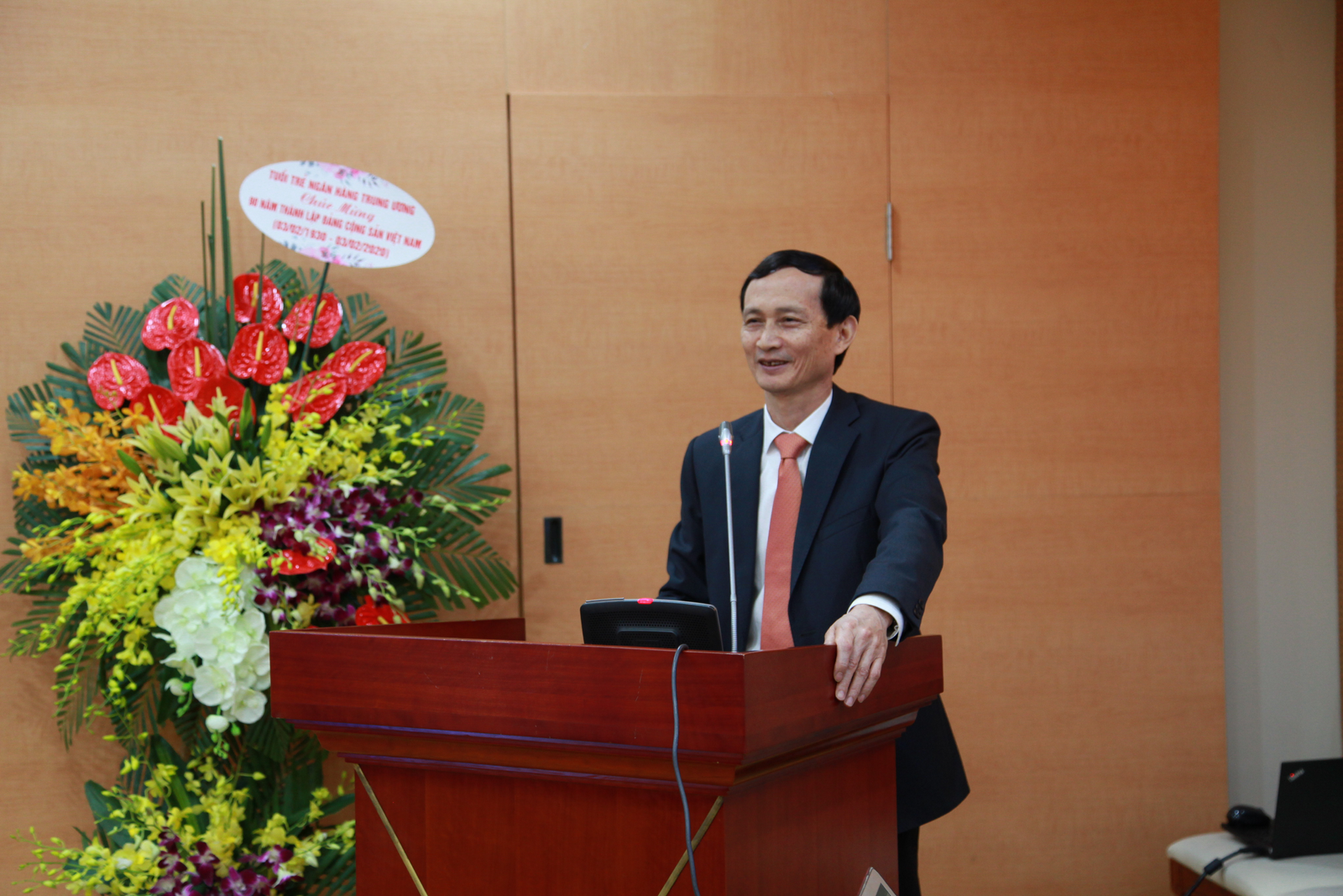 Tuổi trẻ Ngân hàng Trung ương: Tự hào tiến bước dưới cờ Đảng tuoi tre ngan hang trung uong tu hao tien buoc duoi co dang