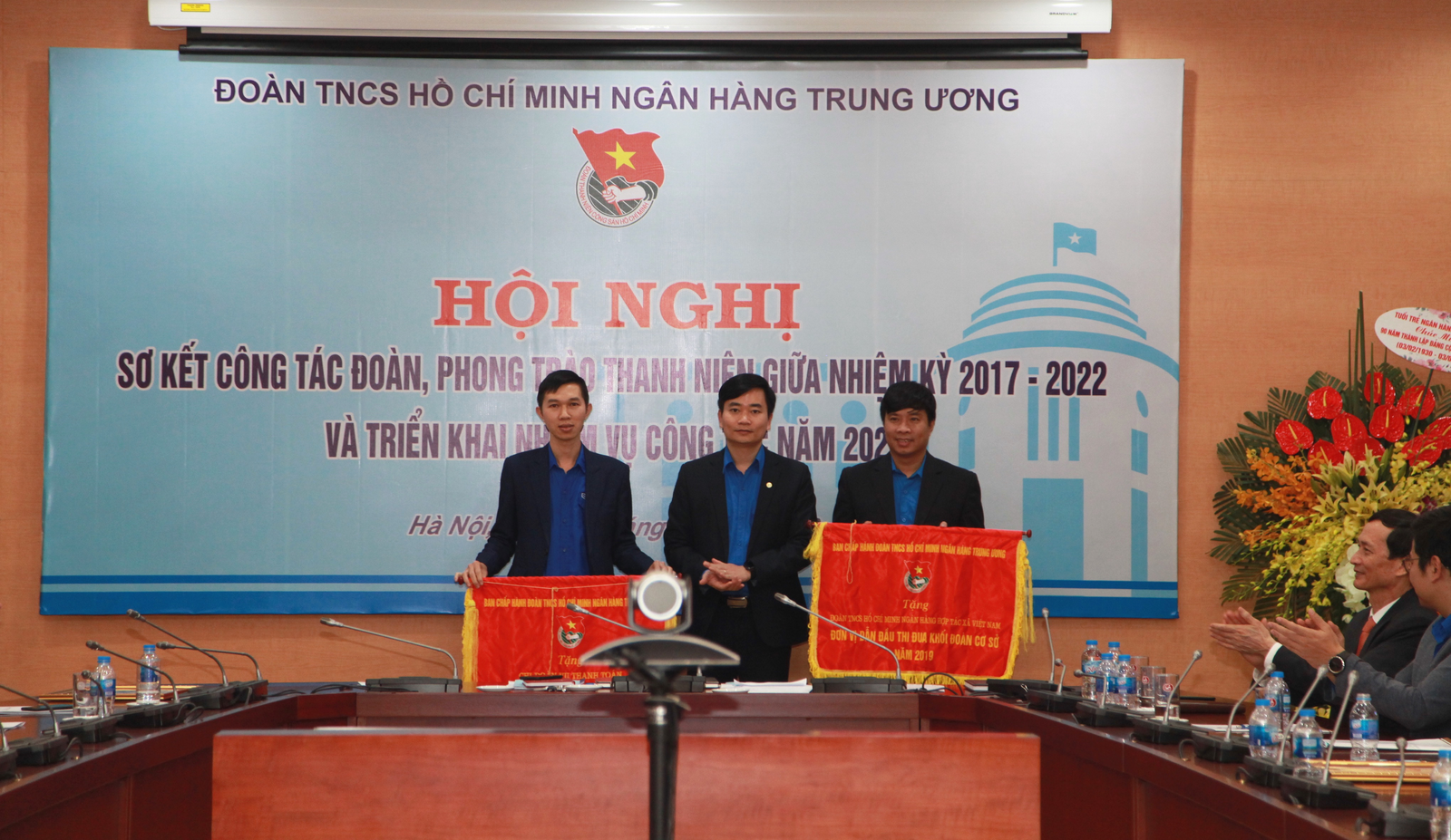 Tuổi trẻ Ngân hàng Trung ương: Tự hào tiến bước dưới cờ Đảng tuoi tre ngan hang trung uong tu hao tien buoc duoi co dang