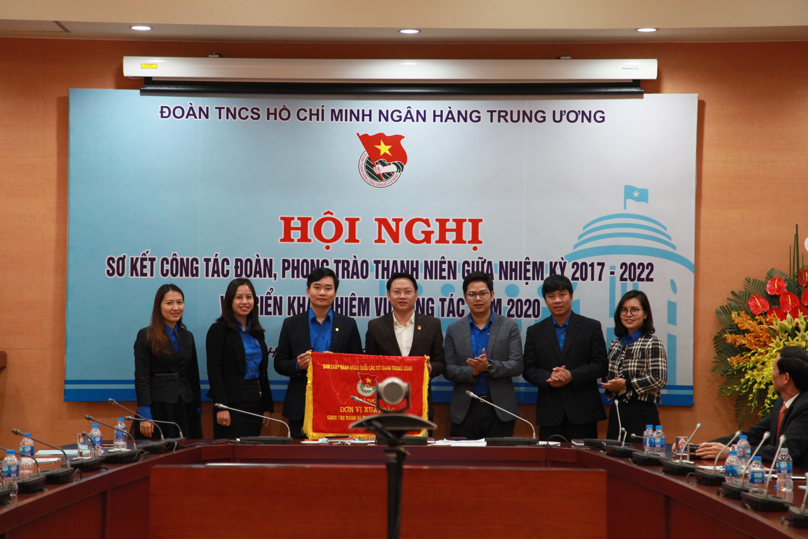 Tuổi trẻ Ngân hàng Trung ương: Tự hào tiến bước dưới cờ Đảng tuoi tre ngan hang trung uong tu hao tien buoc duoi co dang