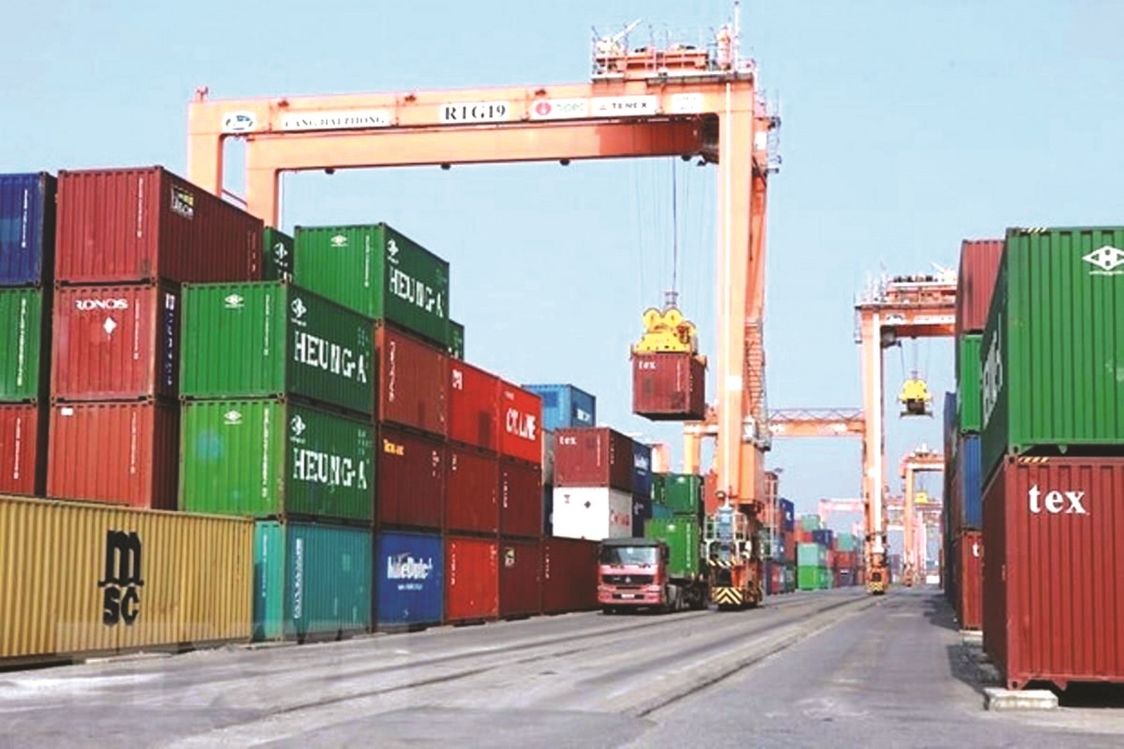 xuat khau lao dao vi thieu container