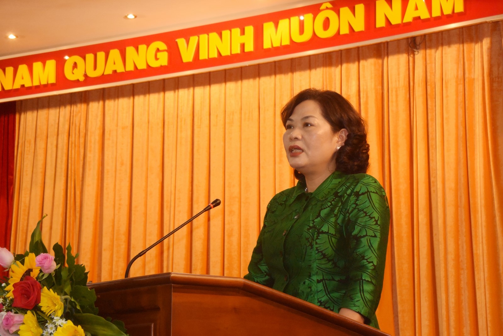 Thống đốc Nguyễn Thị Hồng: Điều hành chính sách tiền tệ bám sát kinh tế vĩ mô và tín hiệu của thị trường thong doc nguyen thi hong dieu hanh chinh sach tien te bam sat kinh te vi mo va tin hieu cua thi truong