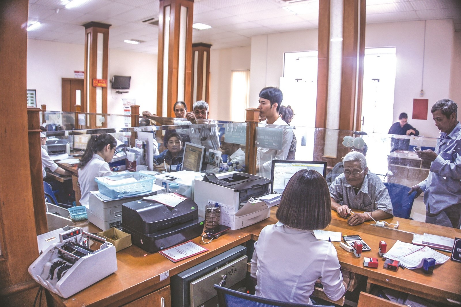 tin dung lac quan nhung van phai than trong