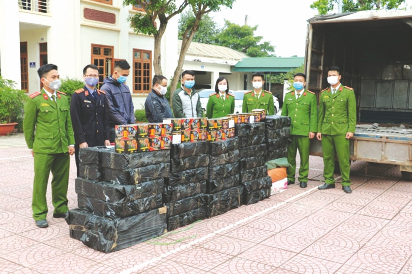 phao no nhon nhao tren thi truong dip tet