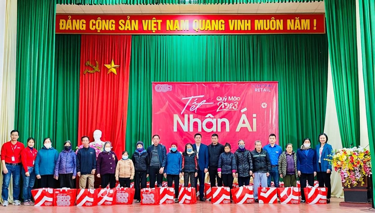 central retail trao tang gan 5000 phan qua tet nhan ai cho nguoi co hoan canh kho khan